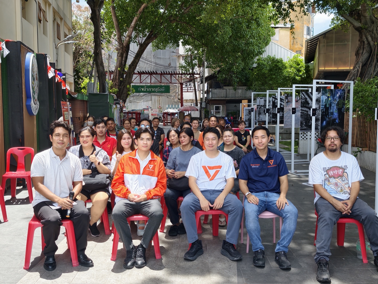 ธนภัทรและผู้ร่วมเวทีนั่งร่วมกับชุมชนบริเวณท่าน้ำภาณุรังษี ตลาดน้อย