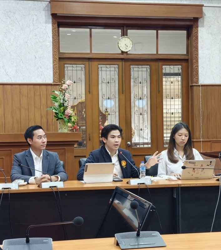 ธนภัทรอภิปรายผ่านไมโครโฟนในการประชุมกับเจ้าหน้าที่เทศกิจ ณ ห้องประชุมกรุงเทพมหานคร