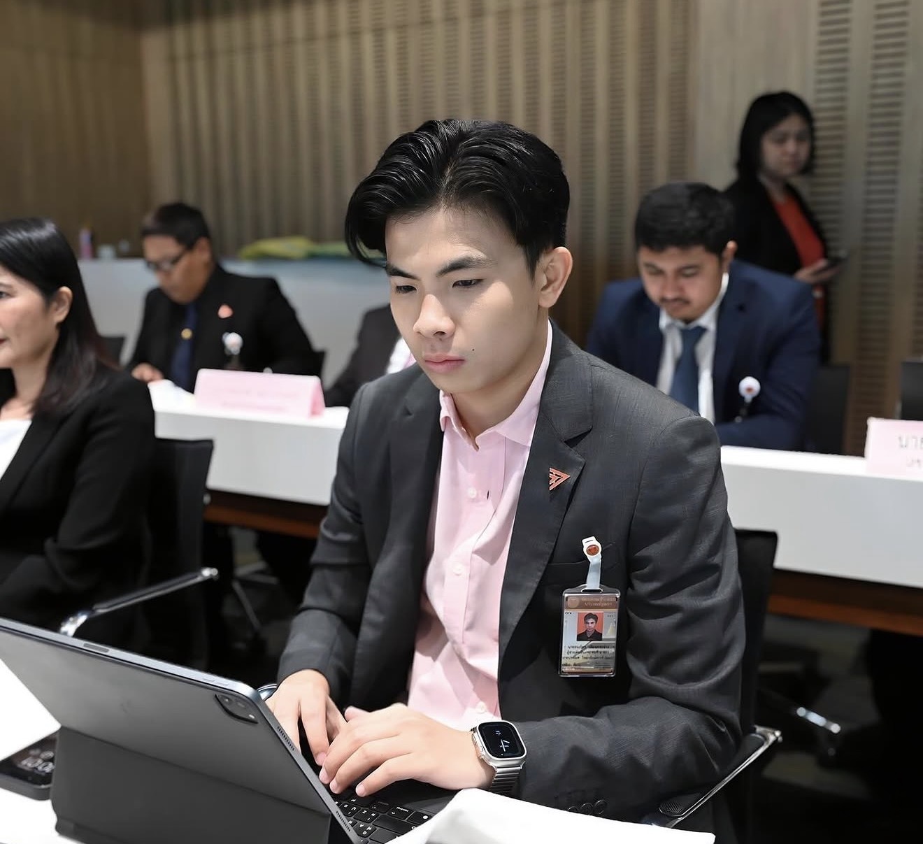 ธนภัทรทำงานบนแท็บเล็ตระหว่างการประชุมคณะกรรมาธิการด้านความมั่นคง