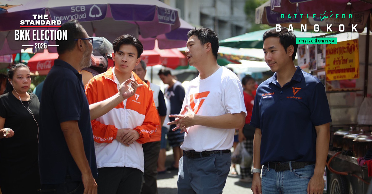 ธนภัทรและผู้ร่วมเสวนาพูดคุยกับผู้ค้าในตลาดน้อย ภาพปกข่าว THE STANDARD